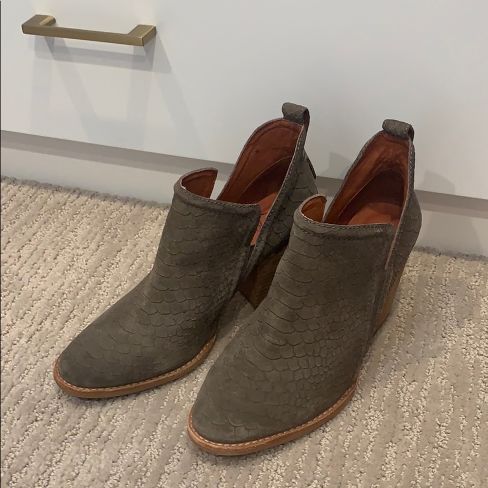 Jeffrey Campbell Olive Booties Sz 9